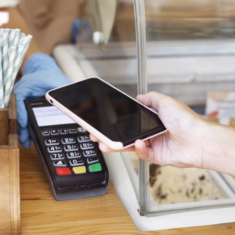У чому зручність безконтактних платежів із телефону?